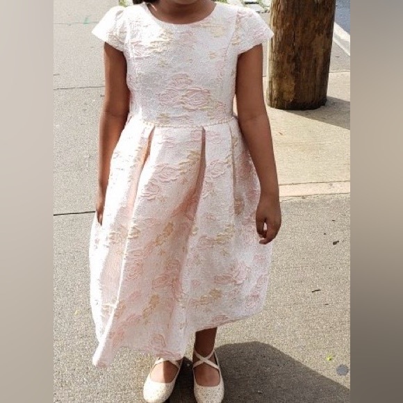 Powder pink and gold embroidered dress with, flowered details and pearl trim - Picture 4 of 4